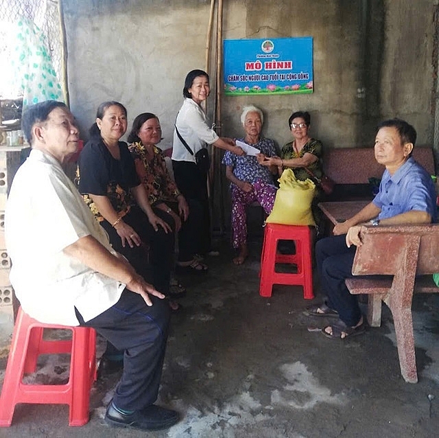 Hoạt động chăm sóc NCT tại cộng đồng của các thành viên CLB Liên thế hệ tự giúp nhau phường Cao Lãnh.