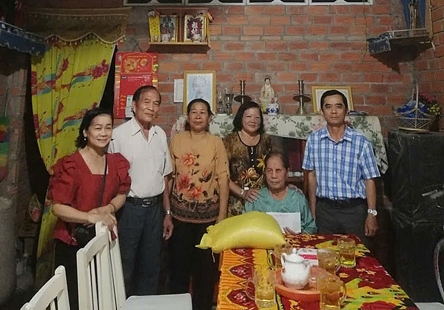 Thành viên CLB Liên thế hệ tự giúp nhau thăm hỏi, động viên NCT ốm đau, bệnh tật.