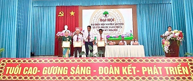 Ông Phạm Văn Hoàng – Bí thư Đảng ủy xã khen thưởng các tập thể và cá nhân có thành tích xuất sắc trong công tác Hội .