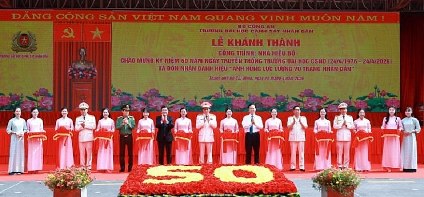 Bộ trưởng Lương Tam Quang cùng các đại biểu cắt băng khánh thành công trình nhà hiệu bộ, Trường Đại học Cảnh sắt nhân dân