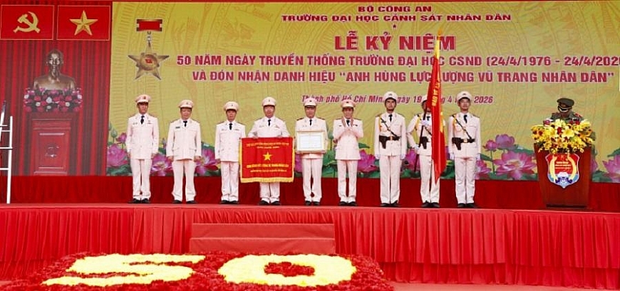 Thừa ủy quyền của Chủ tịch nước, Bộ trưởng Lương Tam Quang trao danh hiệu Anh hùng Lực lượng vũ trang nhân dân tặng Trường Đại học Cảnh sắt nhân dân