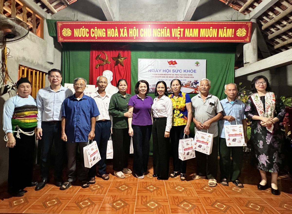 Người cao tuổi xã Ngọc Liên vui mừng đón nhận máy đo huyết áp do Tập đoàn Kingsport trao tặng