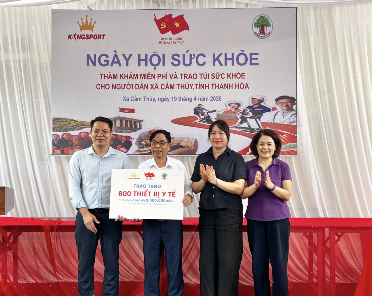 Người cao tuổi tại xã Cẩm Thủy được tặng 800 máy đo huyết áp để chăm sóc sức khỏe trong chương trình này