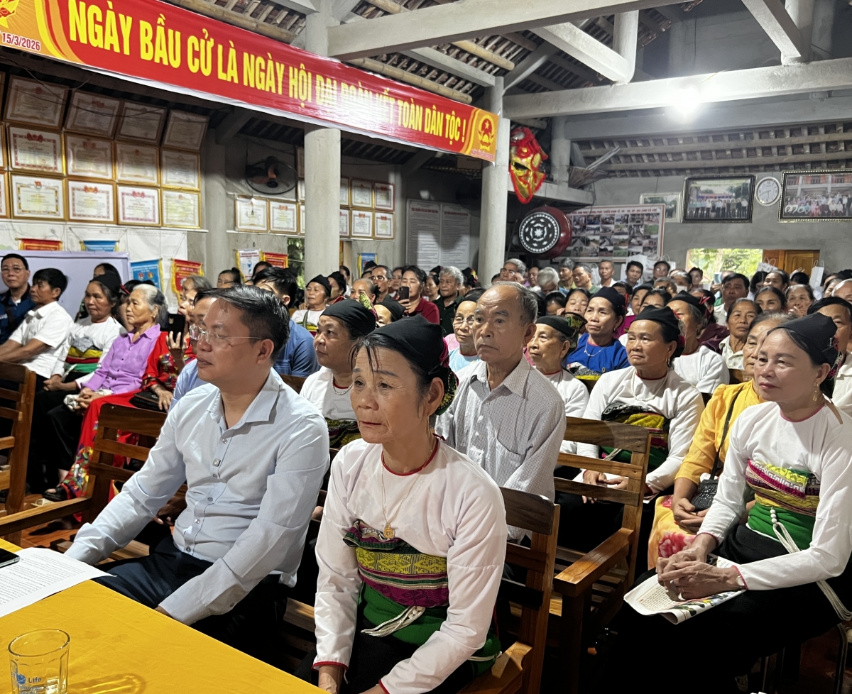 200 người cao tuổi xã Ngọc Liên được tặng máy đo huyết áp