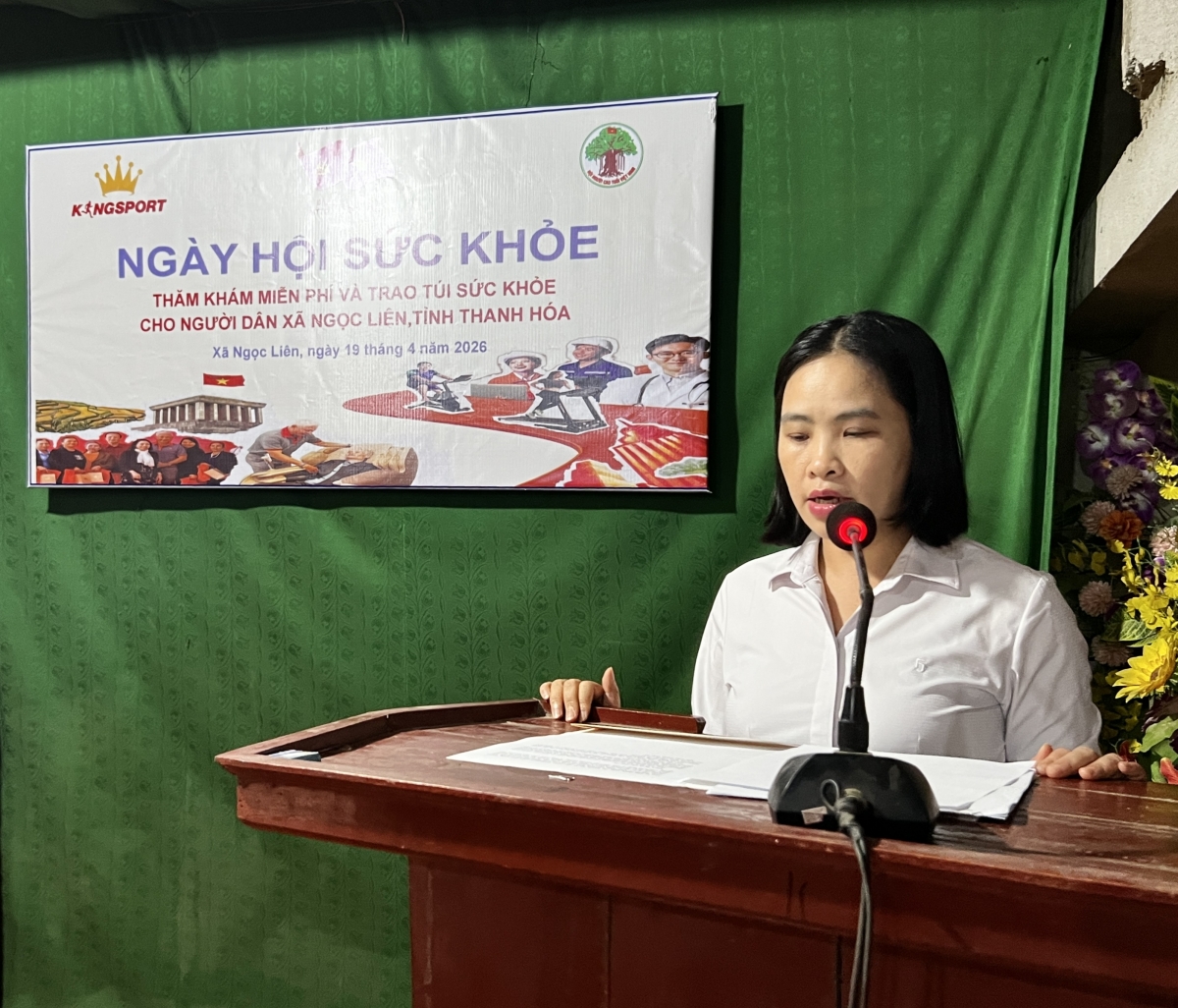 Bà Phan Thị Hà, phó Bí thư Đảng ủy, Chủ tịch UBND xã Ngọc Liên phát biểu cảm ơn Trung ương Hội Người cao tuổi Việt Nam và nhà tài trợ