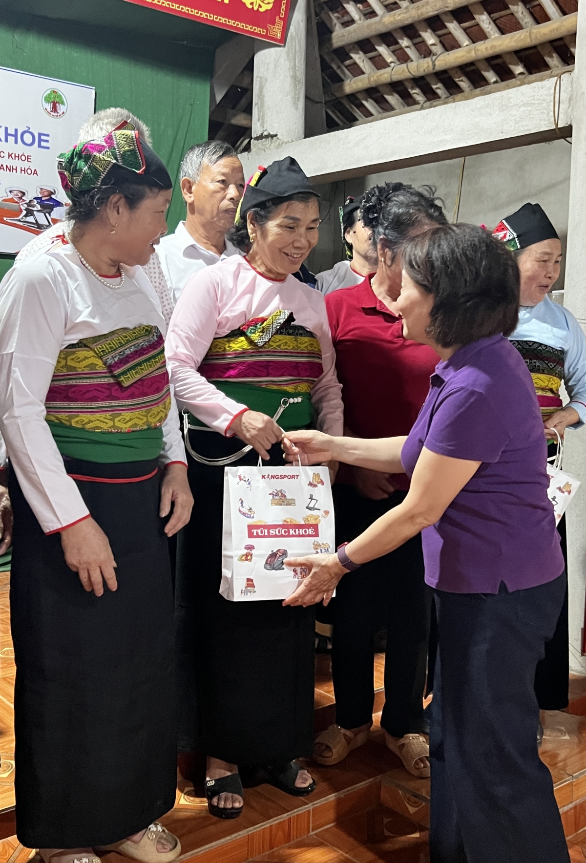 Bà Nguyễn Thị Tư , Ủy viên Ban Thường vụ Trung ương Hội Người cao tuổi Việt Nam - Phó trưởng Ban Phát huy vai trò NCT trao quà cho NCT xã Ngọc Liên