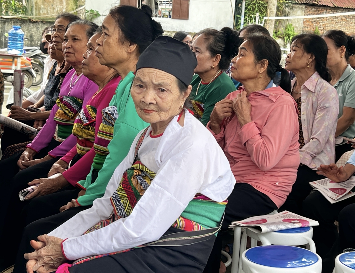 Hội viên Hội Người cao tuổi xã Cẩm Thủy dự chương trình