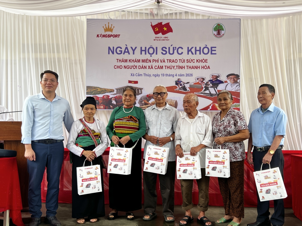 Ông Nguyễn Trung Kiên - Giám đốc vận hành khu vực miền Bắc của Tập đoàn Kingsport (bên trái ảnh) tặng máy đo huyết áp cho NCT xã Cẩm Thủy