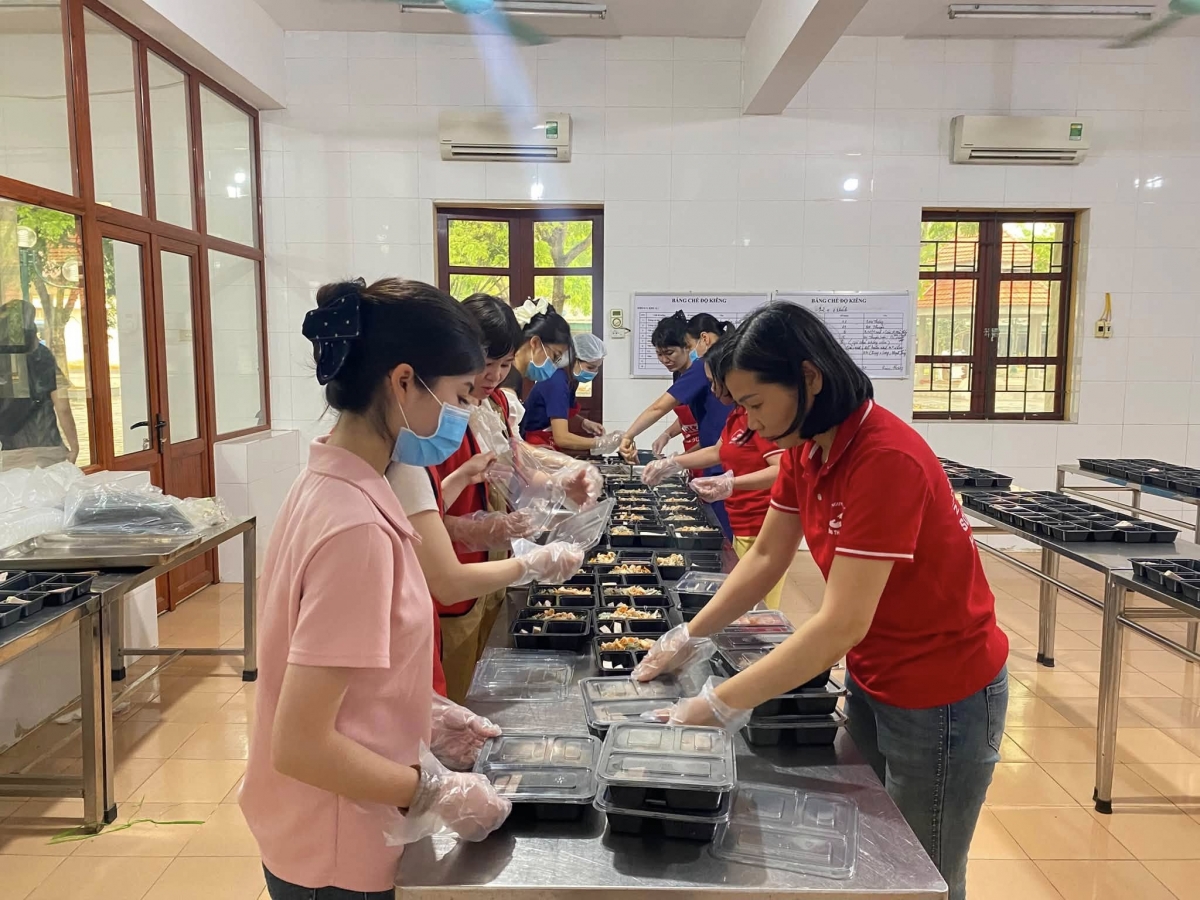 150 suất ăn trưa cải thiện dành cho các thương, bệnh binh và đội ngũ cán bộ, nhân viên đang công tác tại Trung tâm.