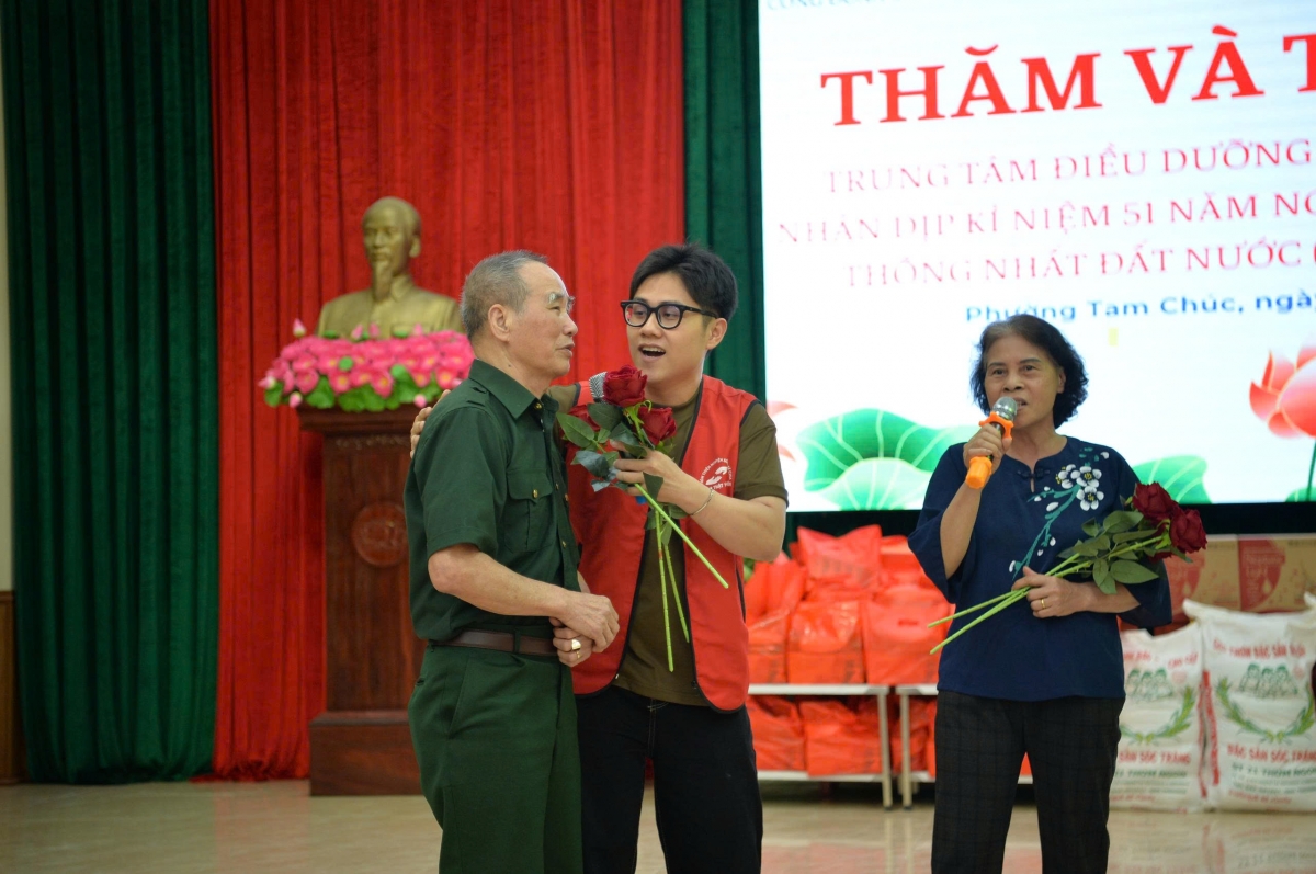 Những cái nắm tay, những lời hỏi han, những bài hát quen thuộc đã góp phần tạo nên không khí gần gũi, ấm áp, giúp các bác thêm vui vẻ, phấn chấn.