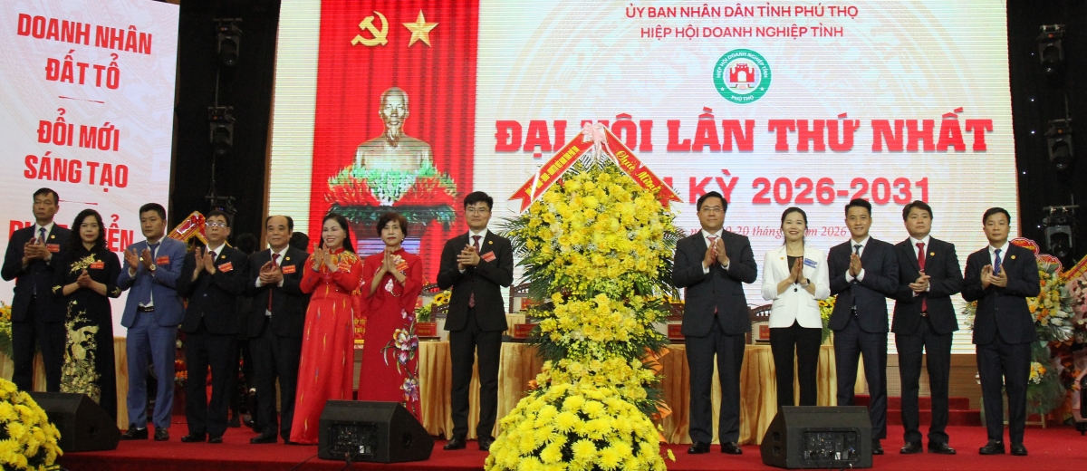 Đồng chí Chủ tịch UBND tỉnh Trần Duy Đông và Chủ tịch Ủy ban MTTQ tỉnh Bùi Thị Minh tặng lẵng hoa chúc mừng Đại hội.