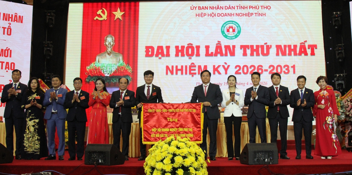 Đồng chí Chủ tịch UBND tỉnh Trần Duy Đông và Chủ tịch Ủy ban MTTQ tỉnh Bùi Thị Minh tặng lẵng hoa chúc mừng Đại hội.