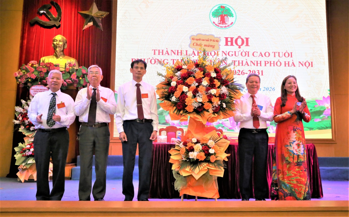 Hội NCT TP Hà Nội tặng hoa húc mừng Đại hội