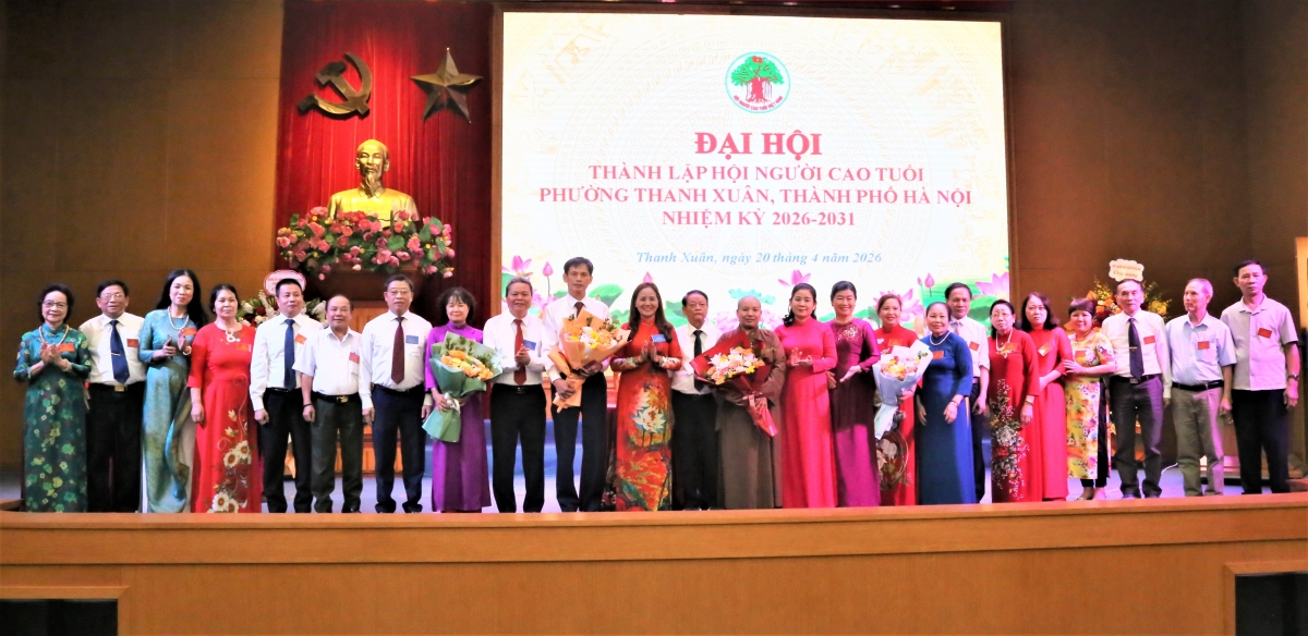 Lãnh đạo Hội NCT TP Hà Nội và lãnh đạo phường Thanh Xuân tặng hoa chúc mừng Ban Chấp hành Hội NCT