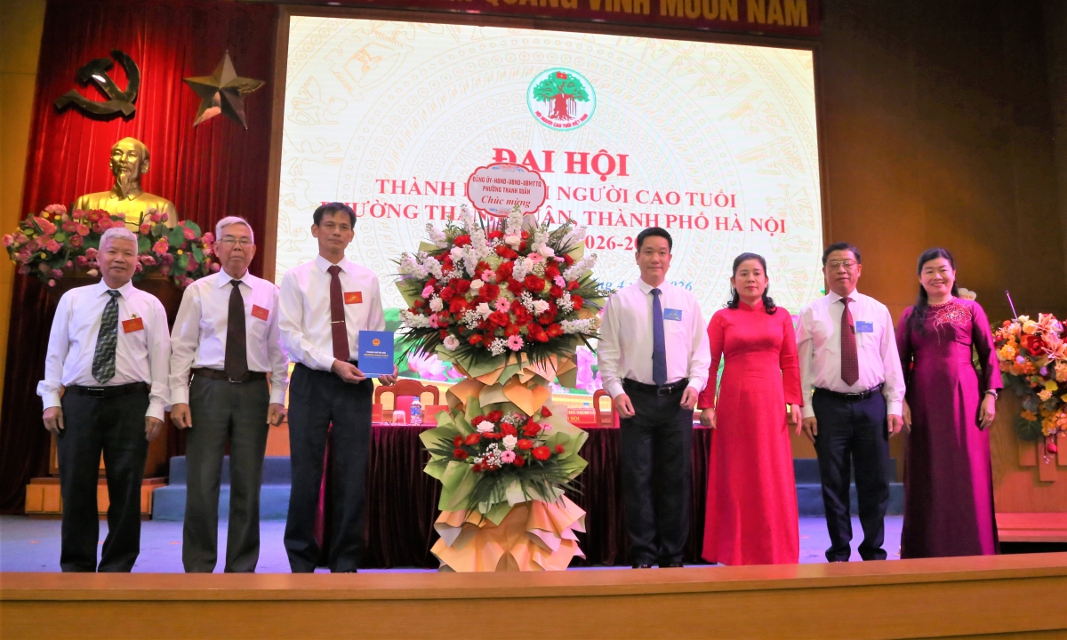 Lãnh đạo phường Thanh Xuân tặng hoa chúc mừng Đại hội