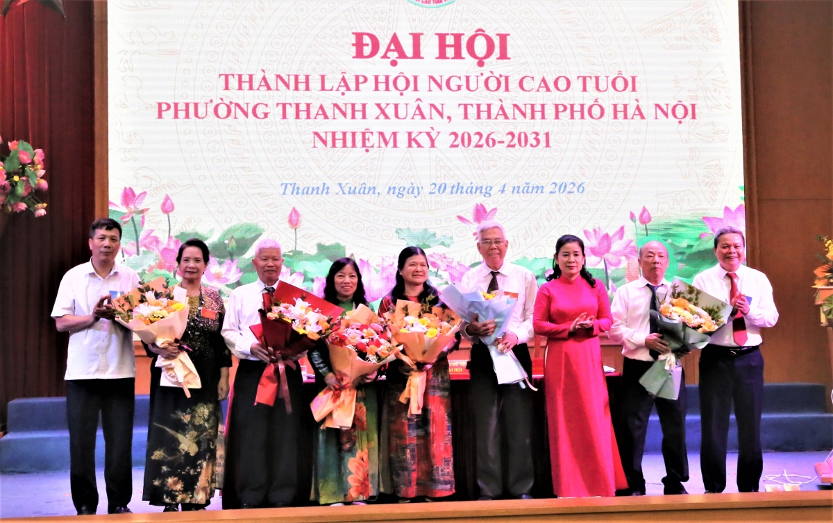 Tặng hoa tri ân những cán bộ không tham gia Ban Chấp hành khóa mới