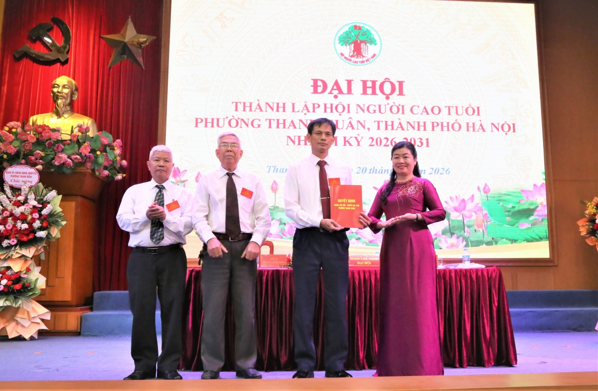 Trao quyết định thành lập Hội NCT phường Thanh Xuân