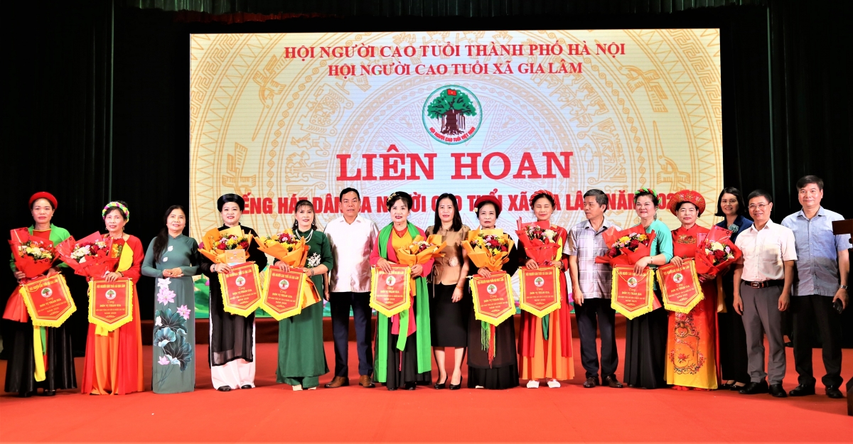 Ban tổ chức trao Cờ lưu niệm cho các đơn vị tham gia Liên hoan