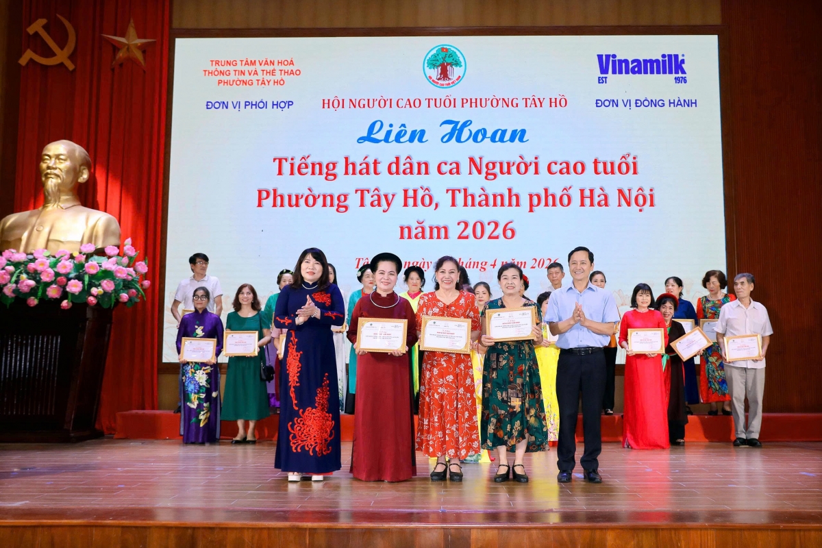 Trao thưởng cho các đơn vị xuất sắc