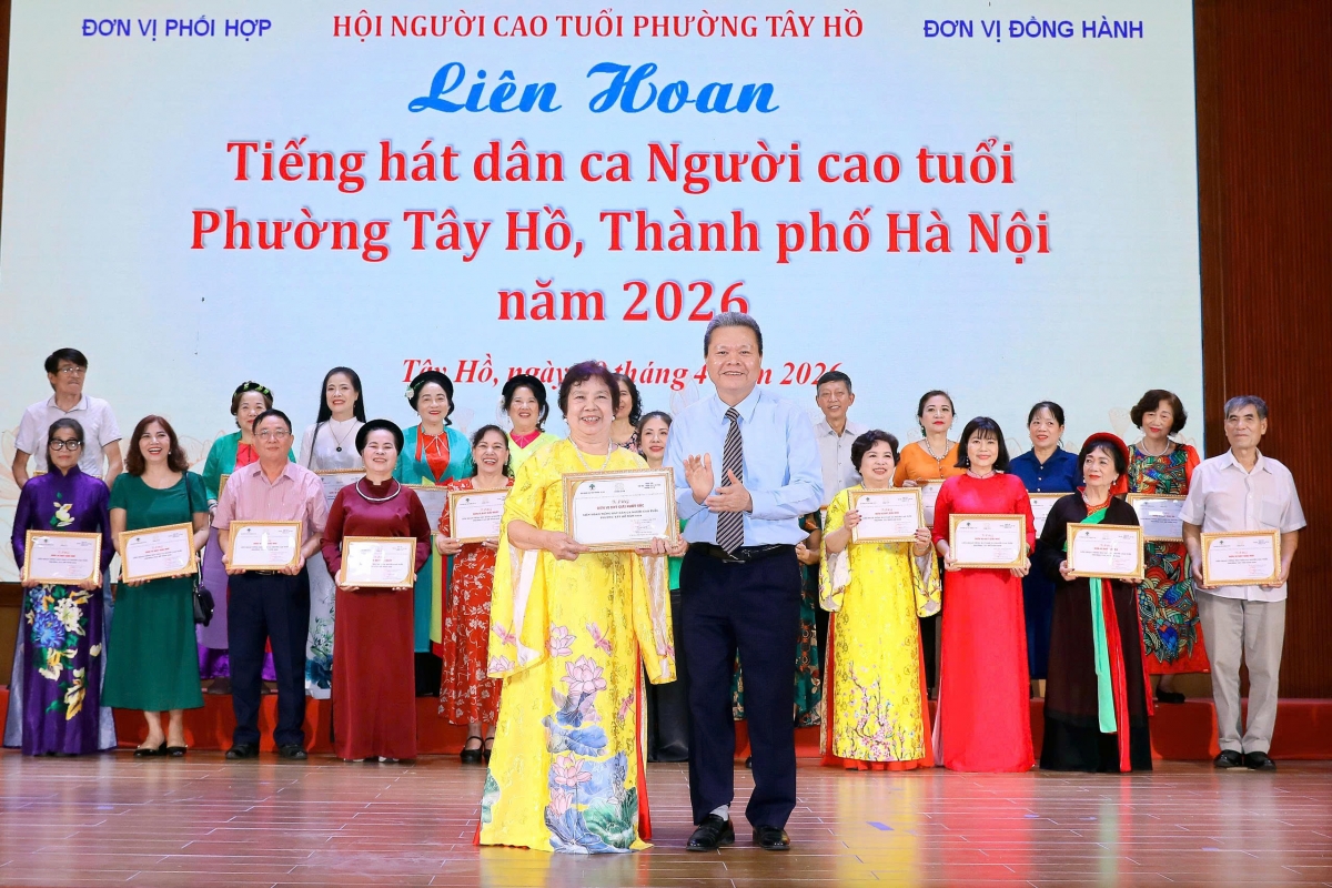 Trao thưởng cho đơn vị đoạt giải xuất sắc