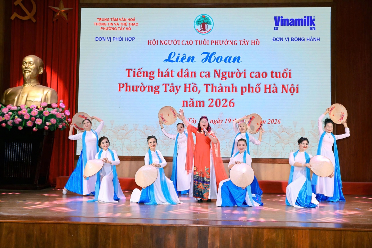 NCT phường Tây Hồ giữ hồn dân ca - thắp lửa tuổi vàng