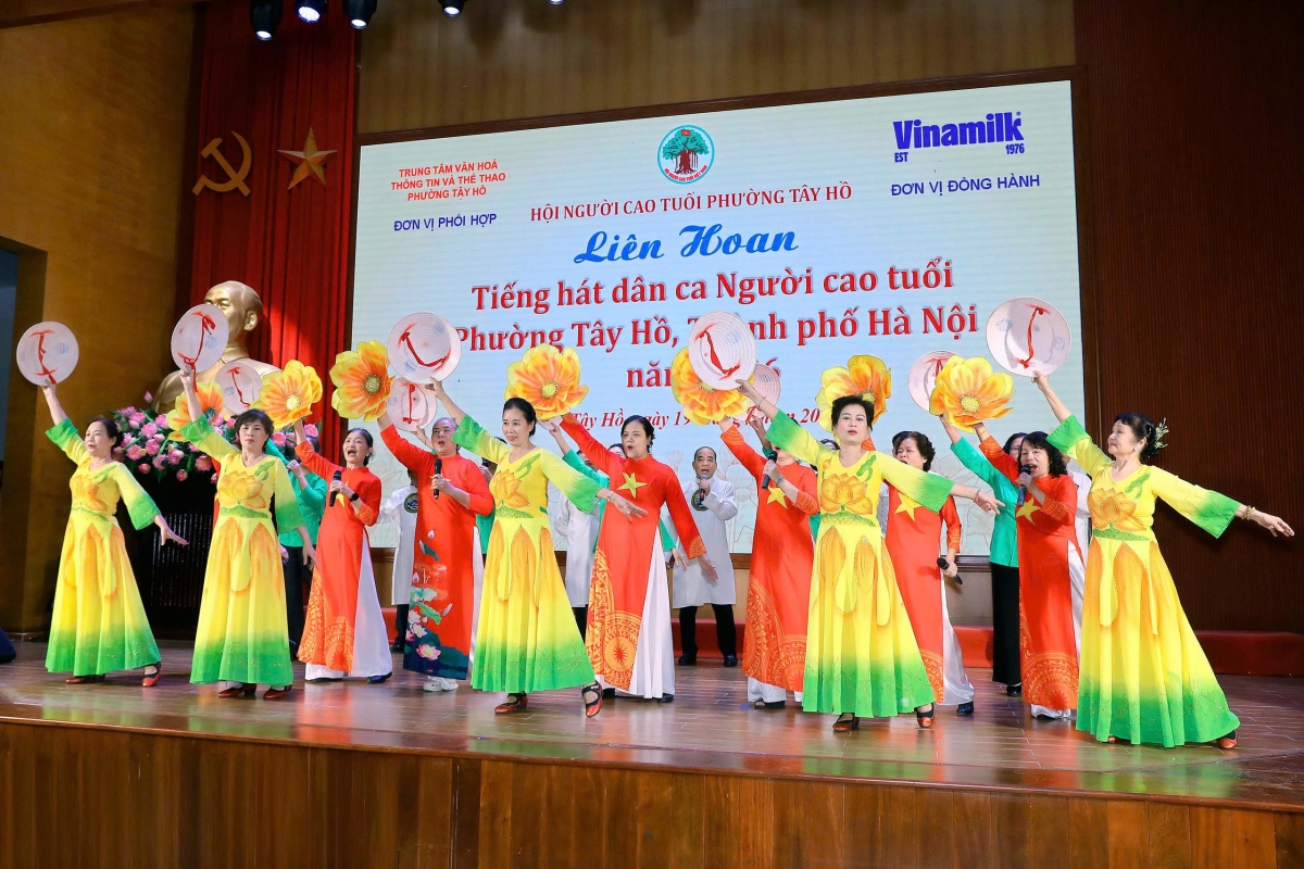 NCT phường Tây Hồ giữ hồn dân ca - thắp lửa tuổi vàng