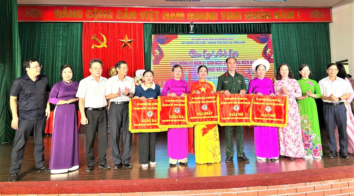 Ban tổ chức trao thưởng cho các đơn vị xuất sắc tại Liên hoan