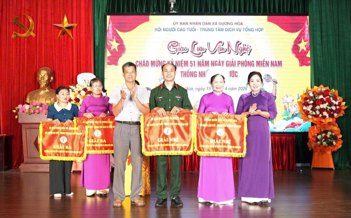 Trao thưởng cho các đơn vị đoạt giải Nhì