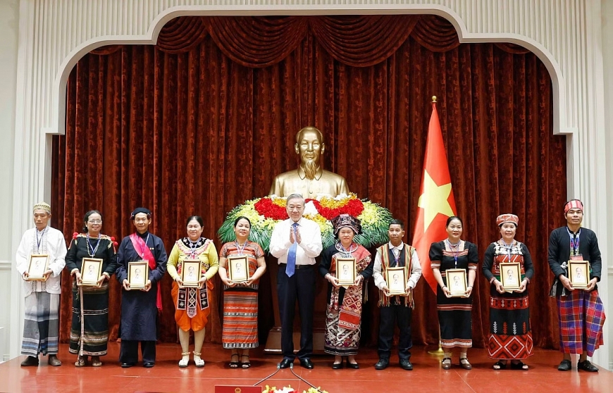 Các già làng, trưởng bản, nghệ nhân, người có uy tín là chỗ dựa vững chắc của cộng đồng, góp phần củng cố khối đại đoàn kết toàn dân tộc