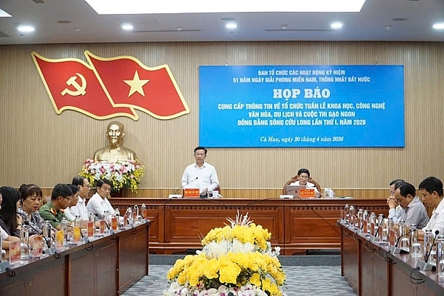 Ông Hồ Trung Việt phát biểu tại cuộc họp báo.  