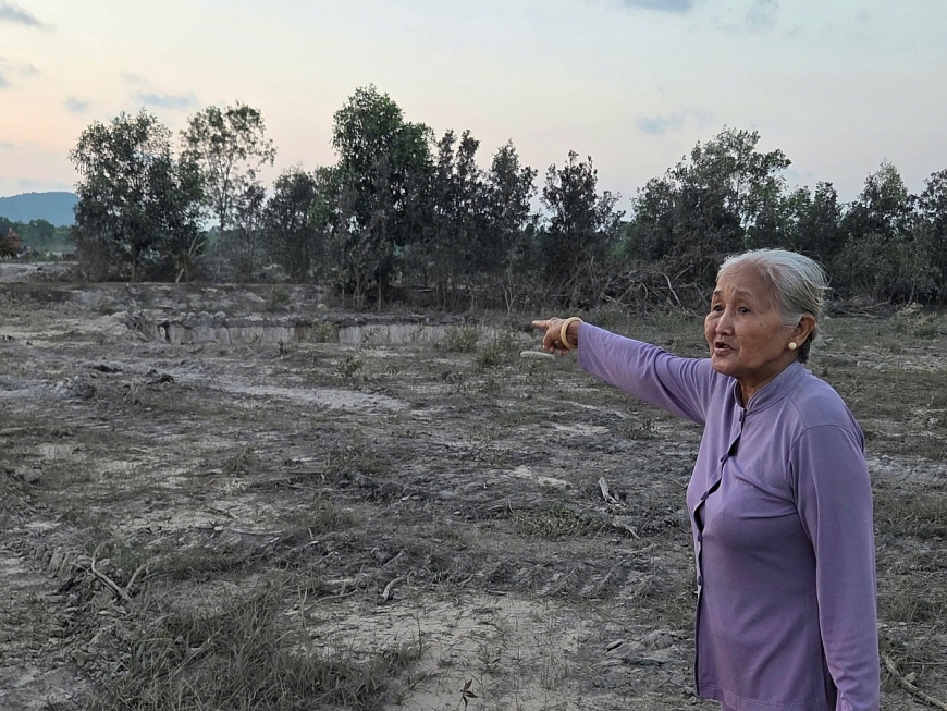 Bà Huỳnh Thị Đẹp chỉ cho PV khu đất của gia đình bị thu hồi để thực hiện Dự án