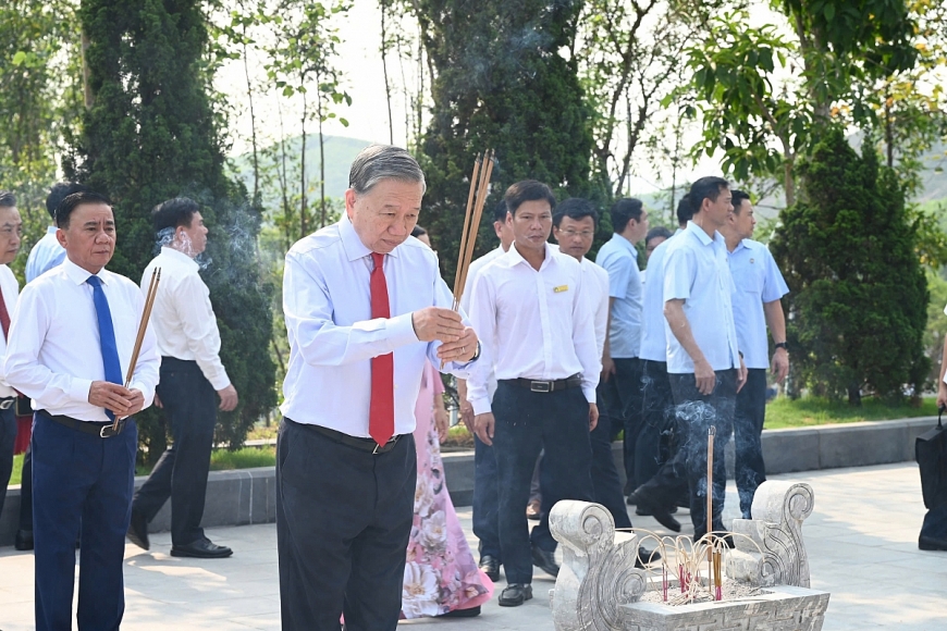 Đồng chí Tô Lâm - Tổng Bí thư, Chủ tịch nước cùng đoàn công tác Trung ương đã đến dâng hoa, dâng hương tại khu mộ Tổng Bí thư Hà Huy Tập.
