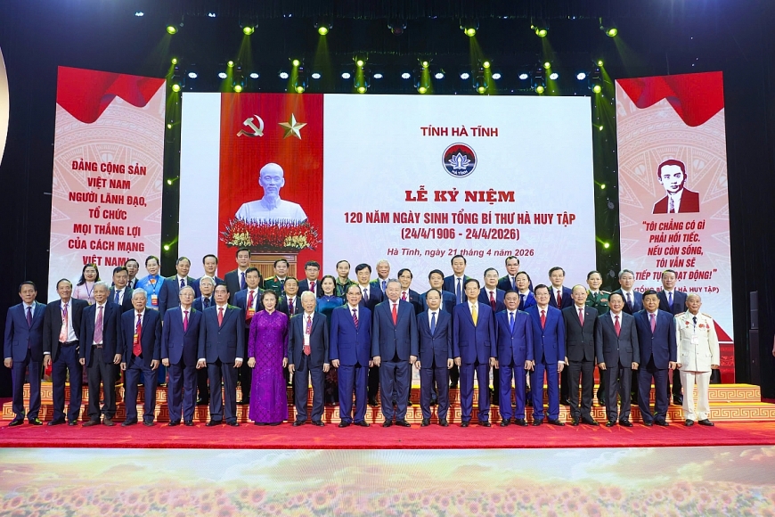 Các đại biểu Trung ương, khách mời và lãnh đạo tỉnh tại lễ kỷ niệm.