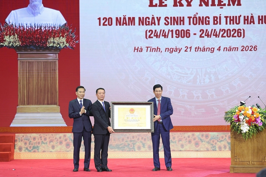đại diện lãnh đạo Bộ VH-TT&DL đã trao bằng công nhận Di tích lịch sử cấp Quốc gia đối với Khu mộ Tổng Bí thư Hà Huy Tập.
