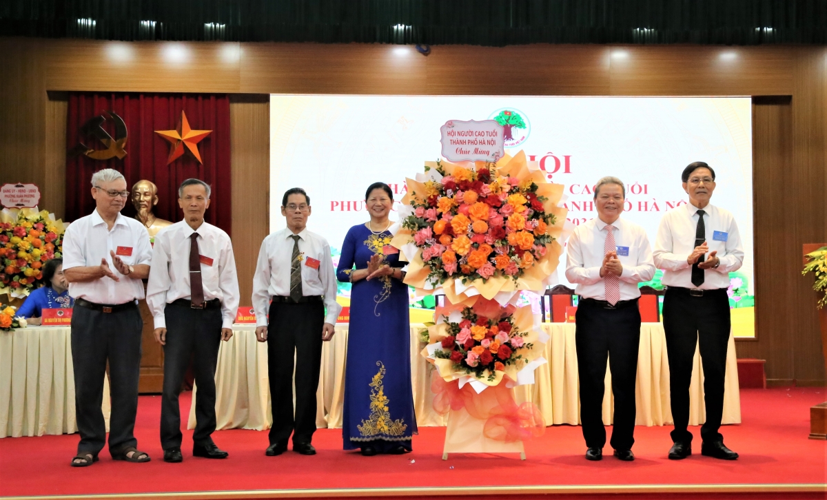 Hội NCT TP Hà Nội tặng hoa chúc mừng Đại hội