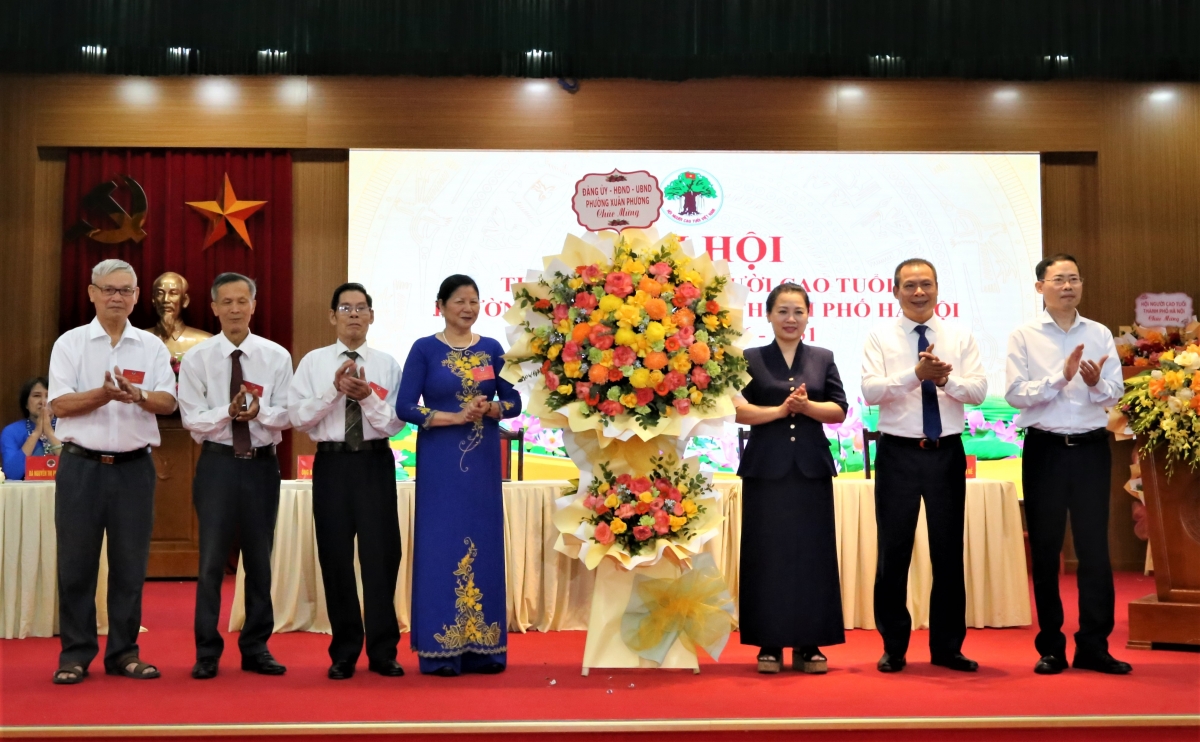 Lãnh đạo phường Xuân Phương tặng hoa chúc mừng Đại hội