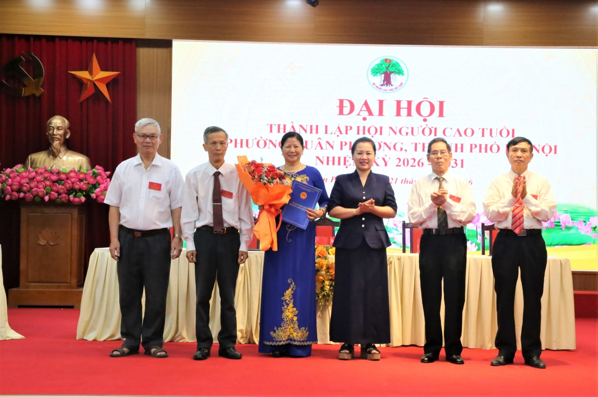 Trao quyết định thành lập Hội NCT phường Xuân Phương