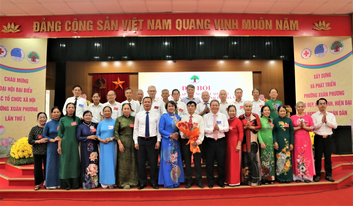 Lãnh đạo Hội NCT TP Hà Nội và lãnh đạo phường Xuân Phương tặng hoa chúc mừng Ban Chấp hành Hội NCT phường