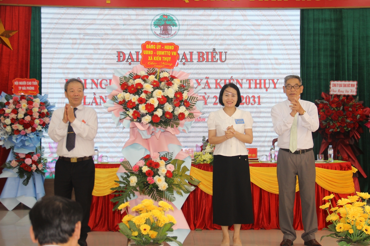 Nguyễn Thị Doan pbt đảng ủy tặng hoa