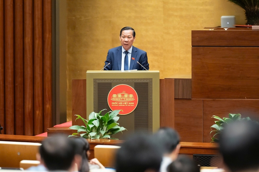 Chủ nhiệm Ủy ban Kinh tế và Tài chính Phan Văn Mãi trình bày Báo cáo thẩm tra tại Quốc hội.