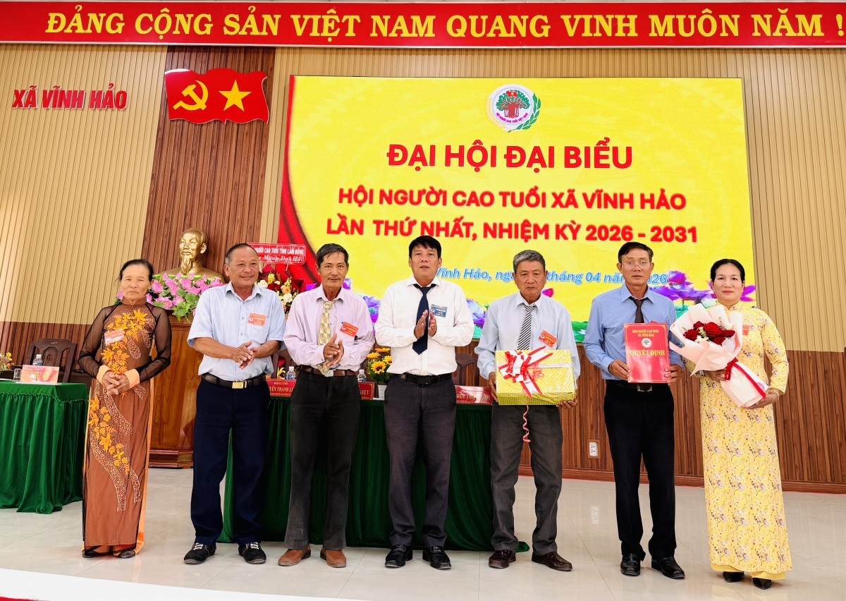Đại diện lãnh đạo xã Vĩnh Hảo trao quyết định và tặng quà cho Hội Người cao tuổi tại Đại hội