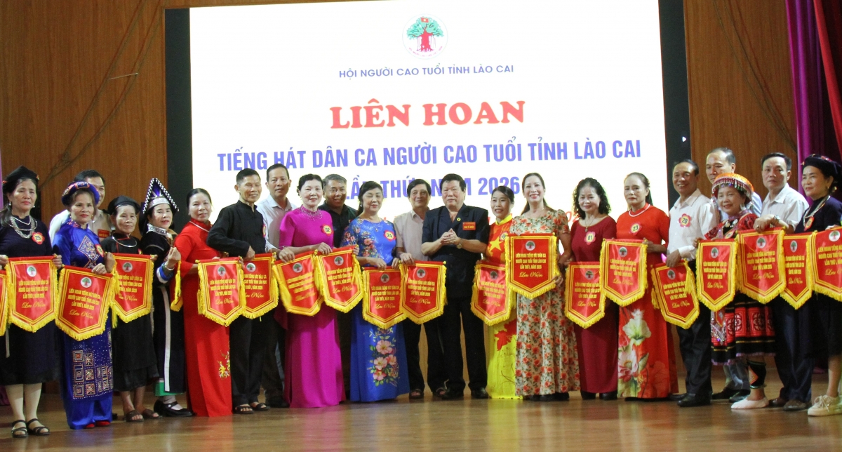 BTC trao cờ lưu niệm cho các đơn vị tham gia Liên hoan Tiếng hát Dân ca NCT tỉnh Lào Cai năm 2026