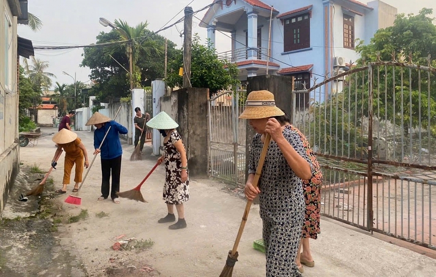 Người cao tuổi phường Hoành Bồ tham gia vệ sinh môi trường khu phố.