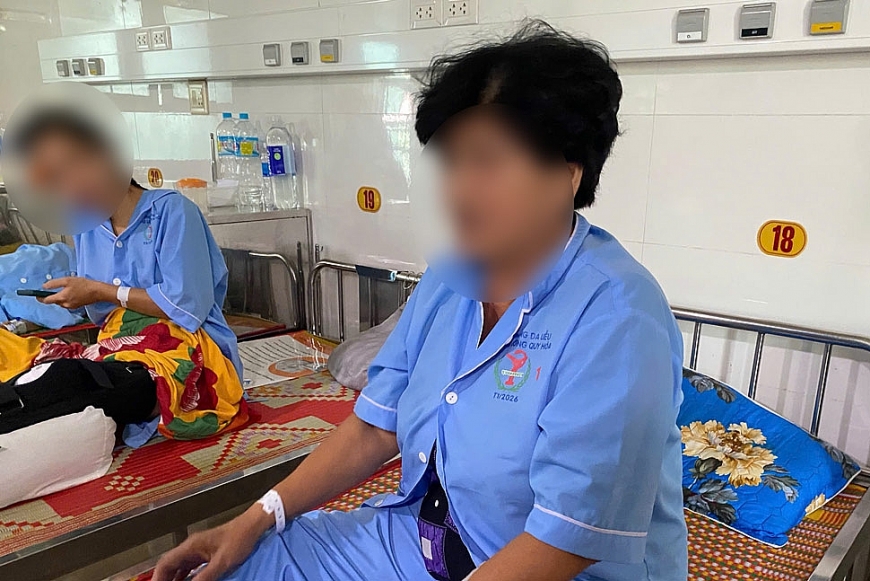 Bà L. nhập viện điều trị sau khi bị nam thanh niên hành hung.