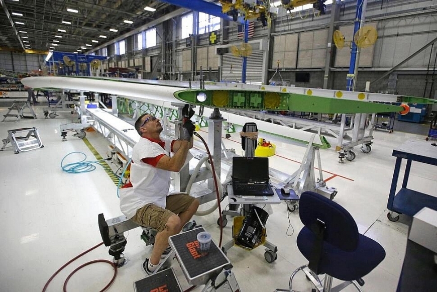 Nhân viên của Boeing làm việc tại cơ sở lắp ráp máy bay ở thành phố Salt Lake, Mỹ.   Ảnh minh họa: AP