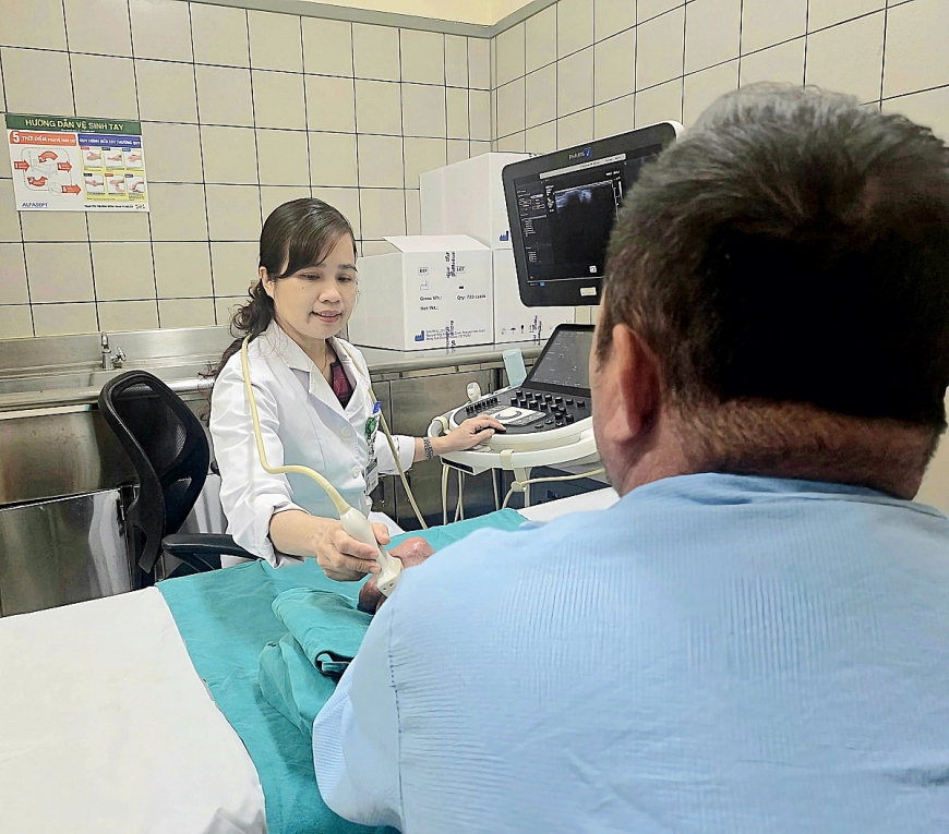 TS.BS. Nguyễn Thị Nga - Trung tâm Cơ Xương Khớp, Bệnh viện Bạch Mai, thăm khám cho bênh nhân Gút.