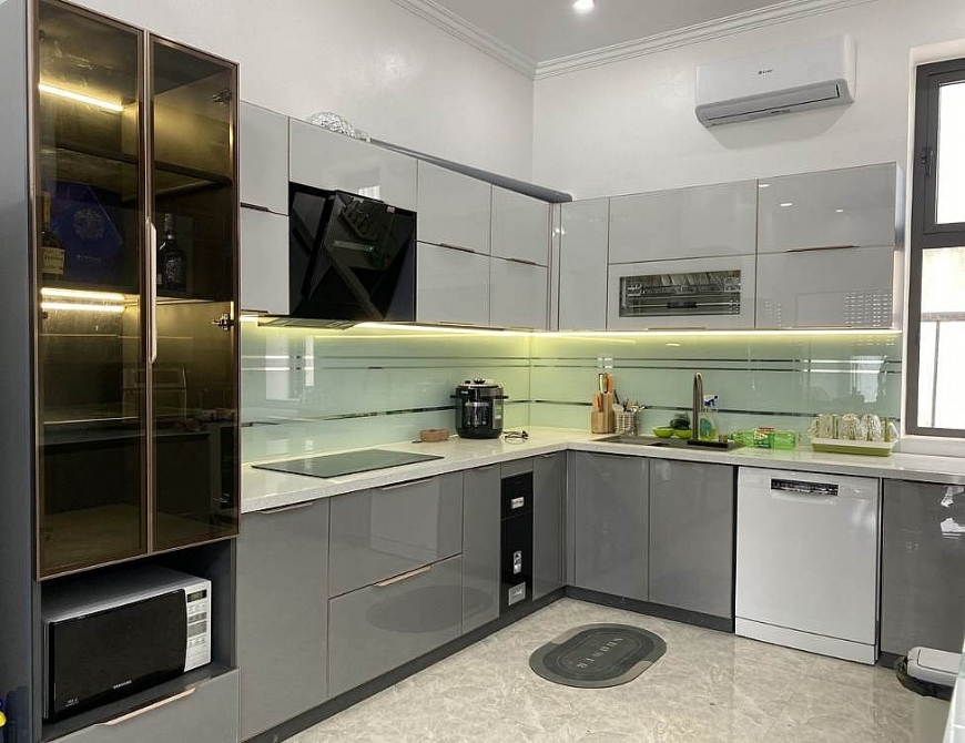 So sánh tủ bếp inox và tủ bếp gỗ – Lựa chọn nào tối ưu lâu dài?