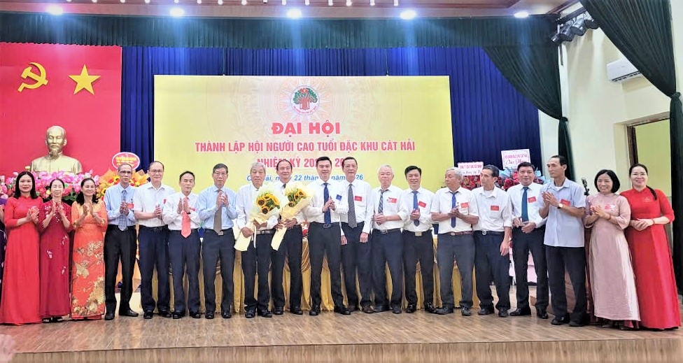 Lãnh đạo Hội NCT TP Hải Phòng và lãnh đạo đặc khu Cát Hải tặng hoa chúc mừng Ban Chấp hành Hội NCT