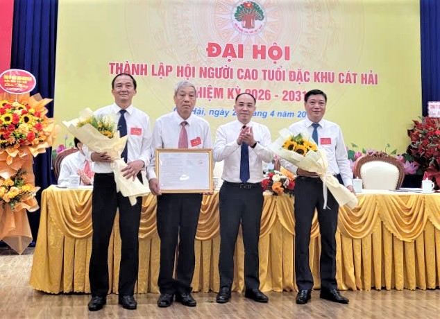 Trao quyết định thành lập Hội NCT đặc khu Cát Hải