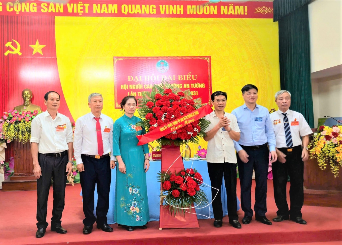 Lãnh đạo phường An Tường tặng hoa chúc mừng Đại hội